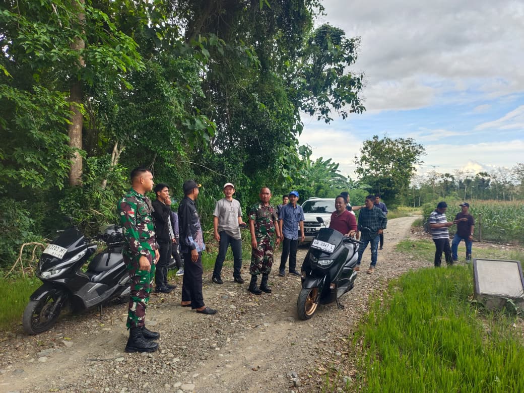 kepala Desa Mario dan Danramil Tanasitolo Lakukan Peninjauan Lokasi Koperasi Merah Putih (KDMP)
