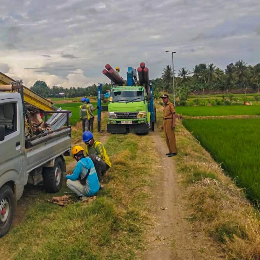 Pemerintah Desa Mario Pantau Pemancangan Tiang Listrik (LISA) di Jalan Tani Lapatellongi II