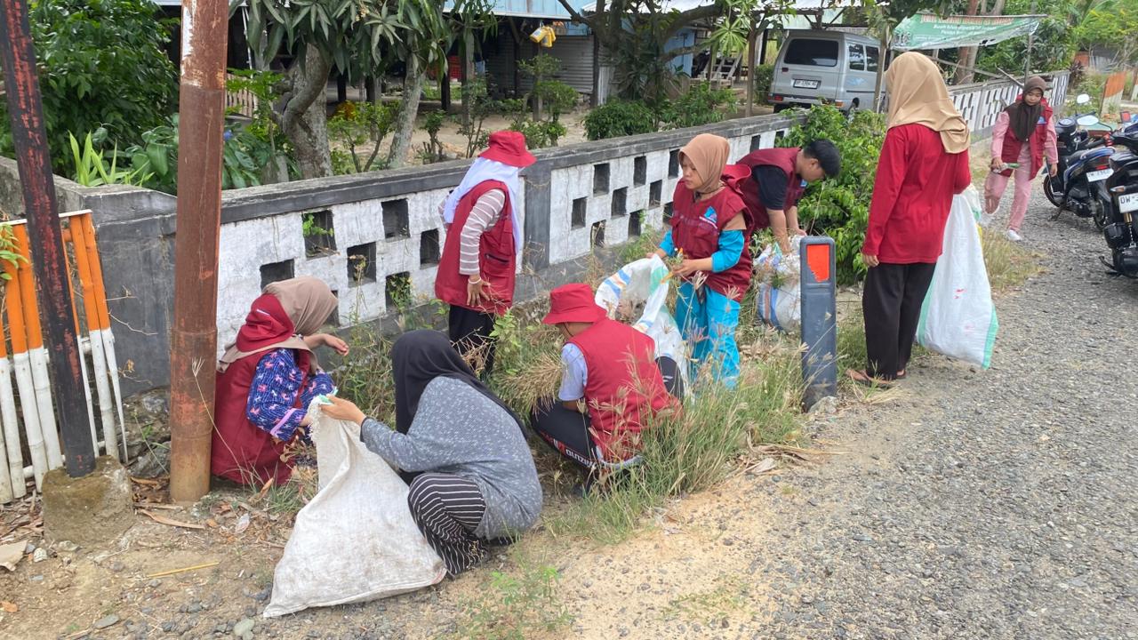 Pemdes Mario Bersama KKN Posko 5 Universitas Puangrimaggalatung Gelar Kegiatan Jumat Bersih