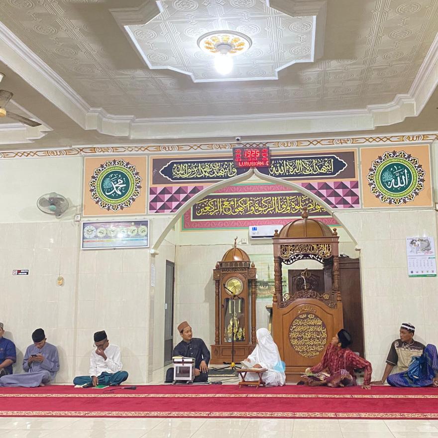 Pemdes Mario Bersama Masyarakat dan KKN Laksanakan Yasinan Malam Nisfu Sya’ban