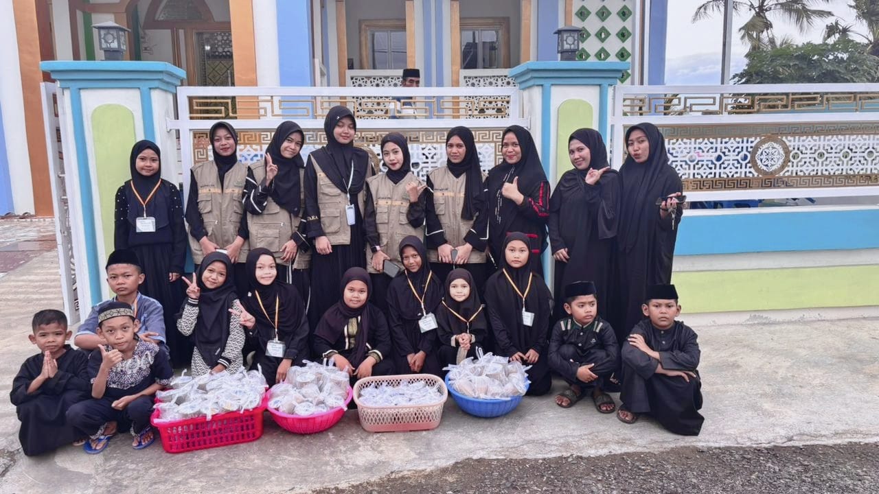 Remaja Masjid Baiturrahim dan Peserta Pesantren Ramadhan 2026 Berbagi Takjil 